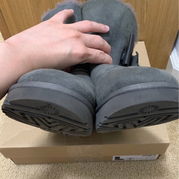 Ugg Boots Daelynn Size 7 Like New (Gray) - Picture 7 of 8